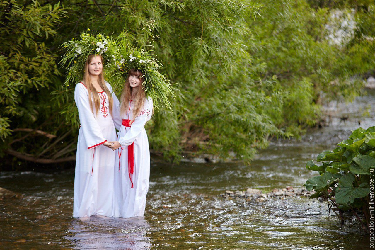 Women in Slavic costumes in Managua