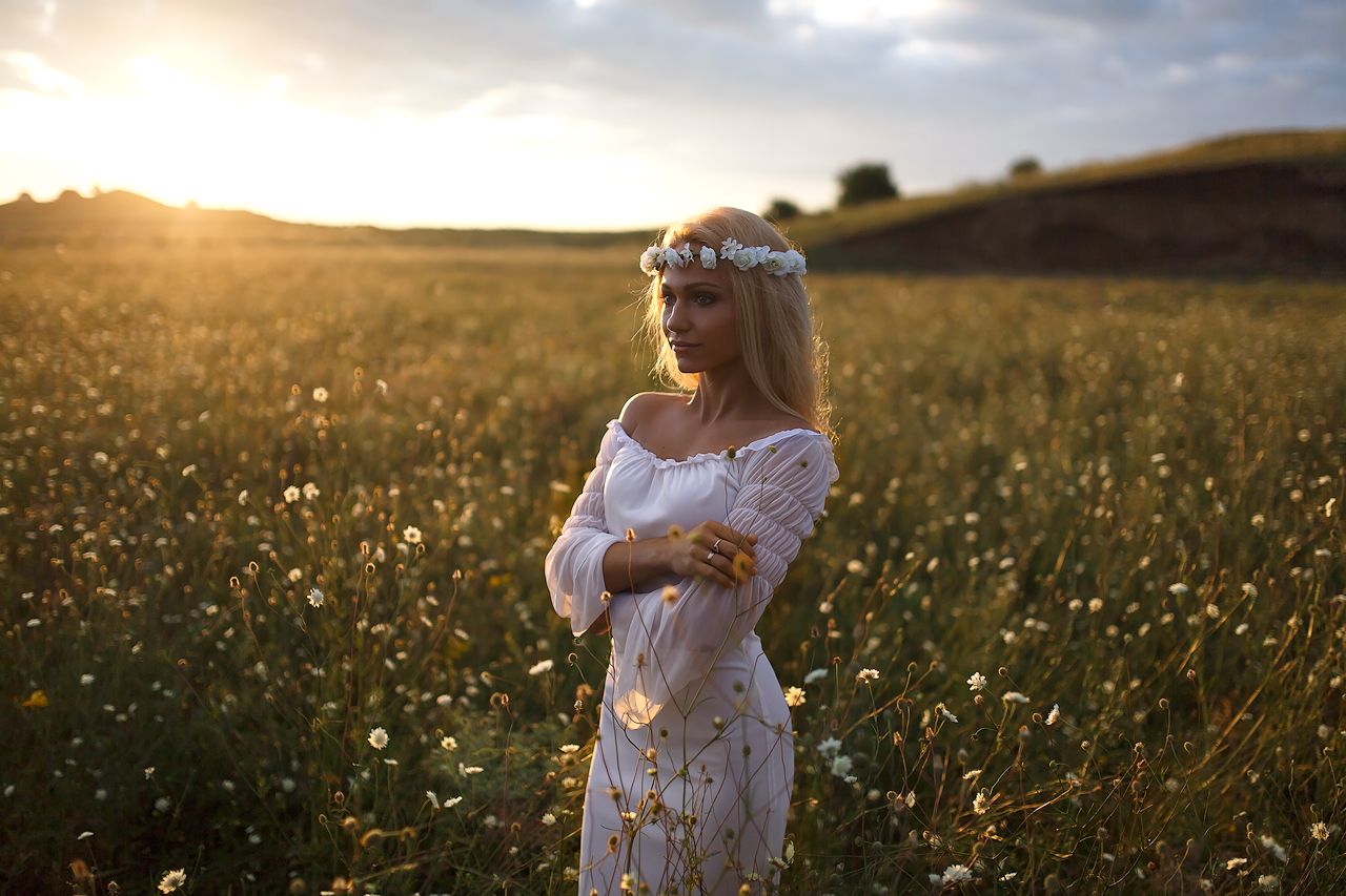 Girls in Slavic costumes in Managua