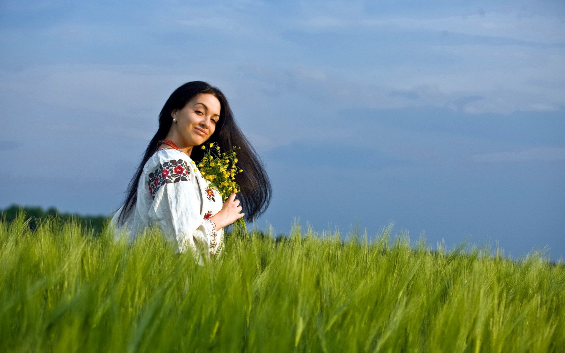 Girls in Slavic costumes in Managua
